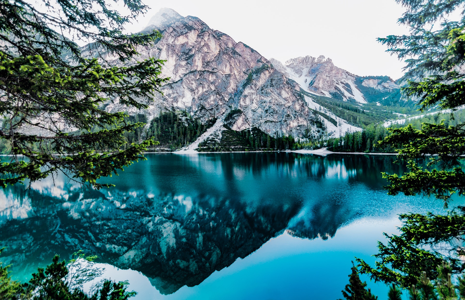 Une montagne et son lac