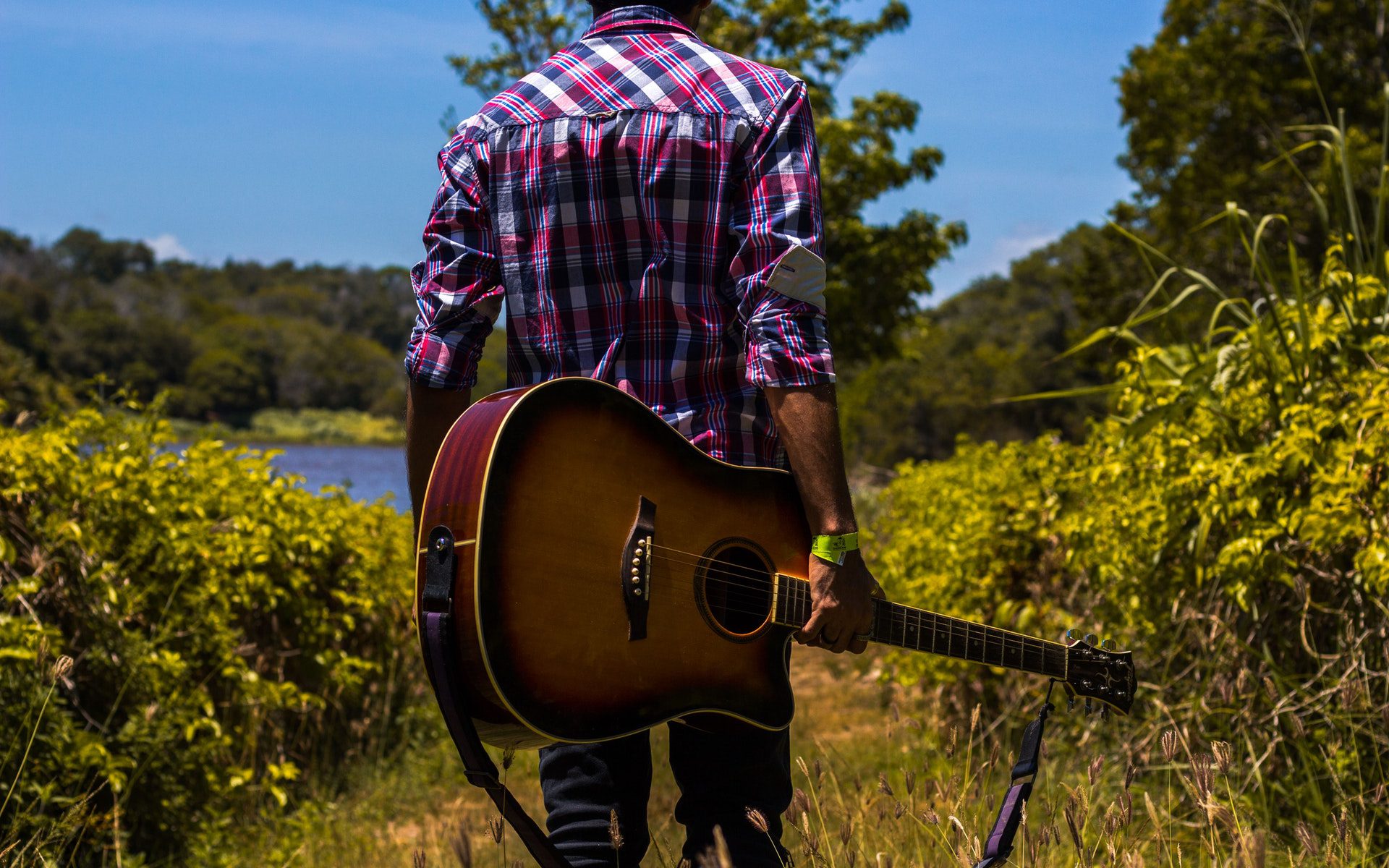 Un homme et sa guitare en campagne