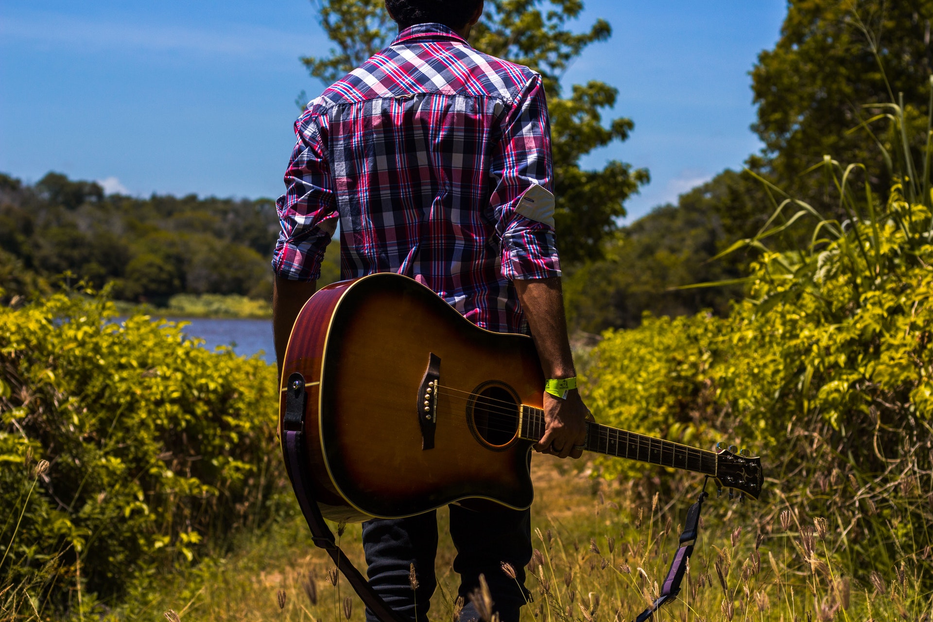 Un homme et sa guitare en campagne